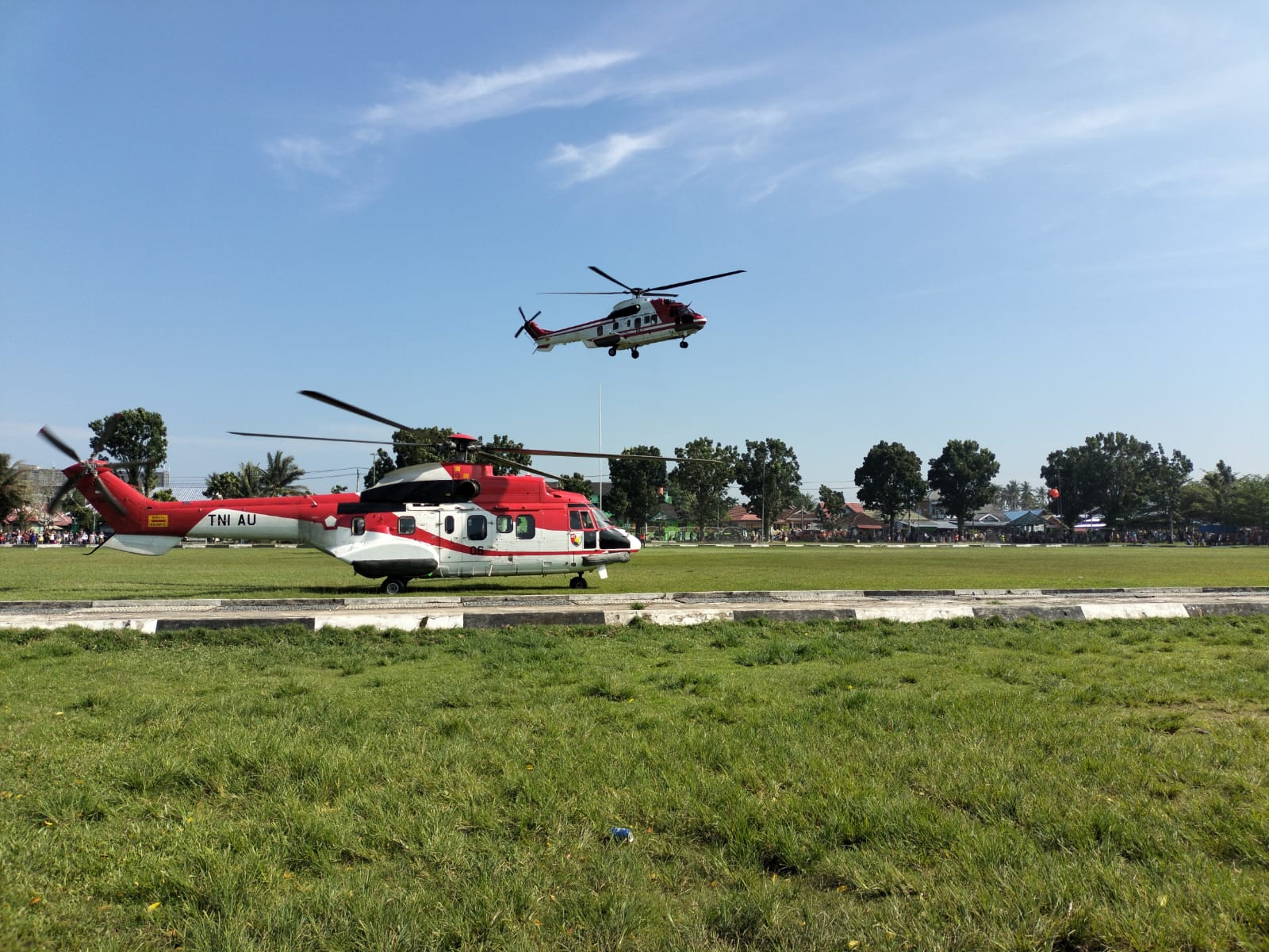 Warga Kaur Mendadak Heboh, 3 Unit Helikopter Mendarat di Lapangan Merdeka Bintuhan