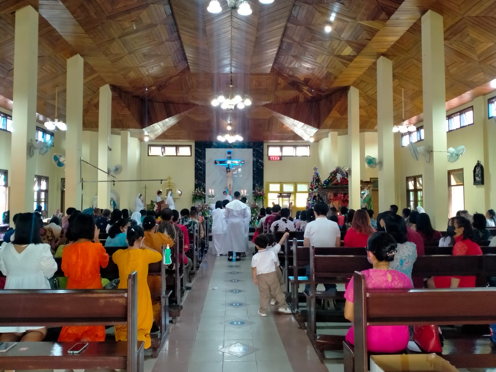 Ratusan Jemaat Gereja Santo Thomas Desa Rama Agung Rayakan Natal