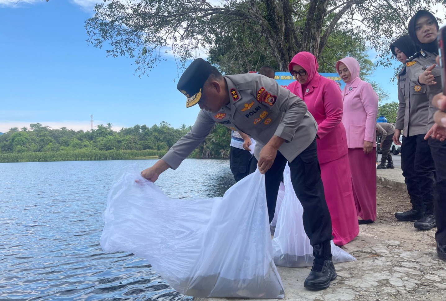 Kapolda Bengkulu Tebar 2.000 Benih Ikan dan Lepas 150 Ekor Burung di Danau Dendam Tak Sudah