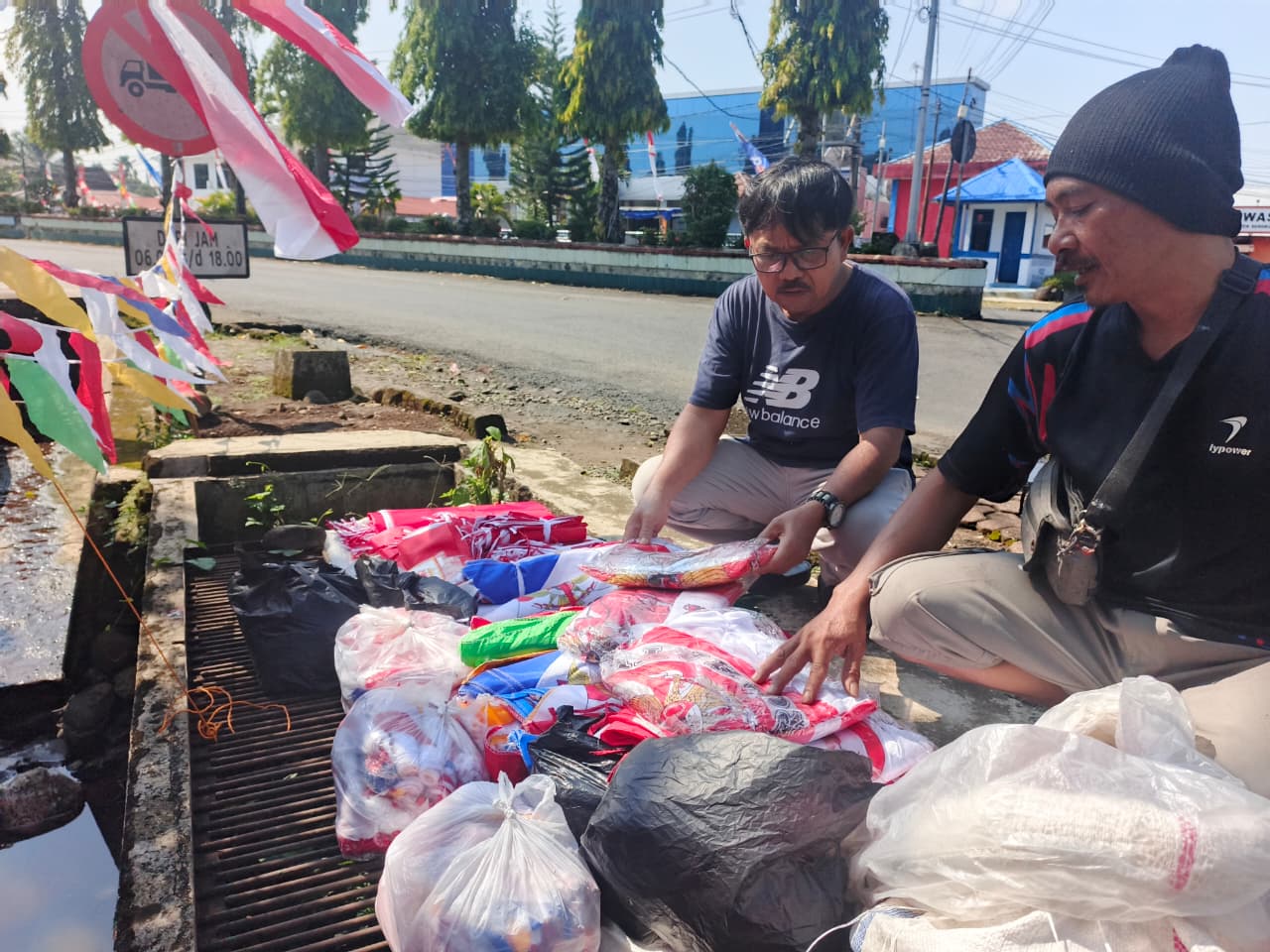 Pedagang Bendera di Bengkulu Utara Lesu, Omzet Turun 60 Persen