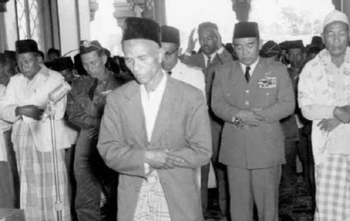 Kesaksian Guntur Soal Sholat Bung Karno, dan 3 Kekuatan Supranatural yang Dimiliki Soekarno