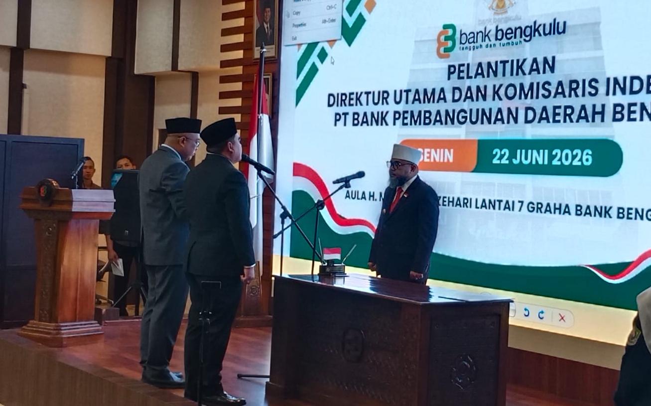 Gubernur Helmi Hasan Lantik Iswahyudi dan Aprikie Putra Wijaya jadi Dirut dan Komisaris Bank Bengkulu 