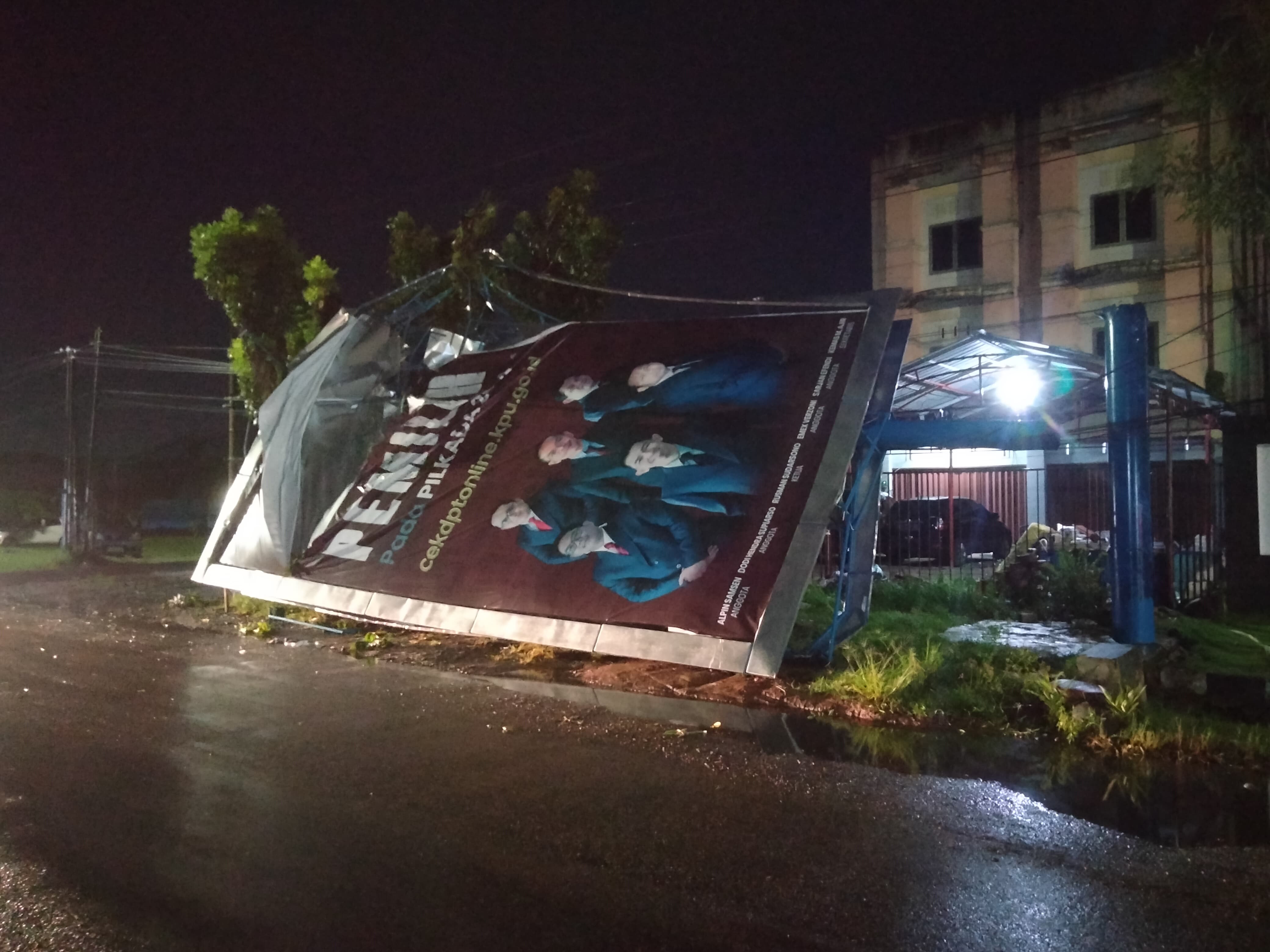 Cuaca Ekstrem di Bengkulu, Billboard Depan BPK Roboh Diterjang Angin Kencang