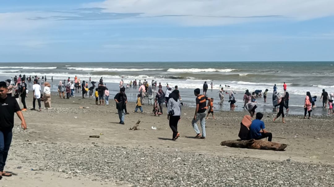 Ramai, Pantai Pesisir Barat Seluma Diserbu Masyarakat