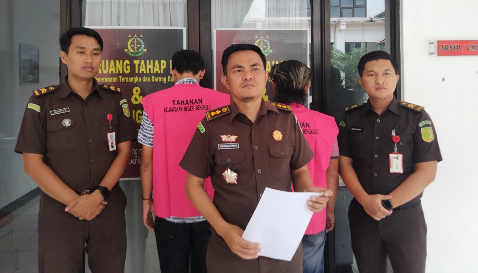 2 Tersangka Rokok Ilegal Merek Luffman Ditahan Kejari Bengkulu, Kuasa Hukum Minta Penangguhan