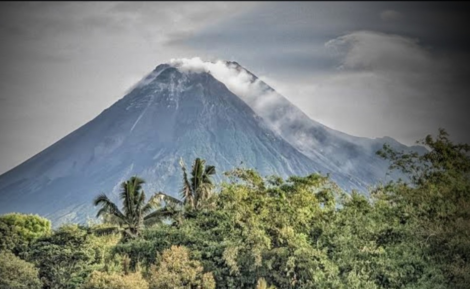 6 Kisah Mistis Gunung di Indonesia yang Belum Terpecahkan, Ritual Aneh Hingga Hewan Gaib