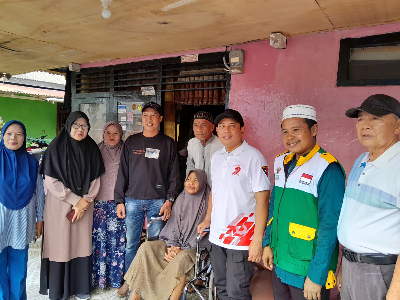 Peduli Warga, Walikota Bengkulu Beri Bantuan Kursi Roda untuk Nurma