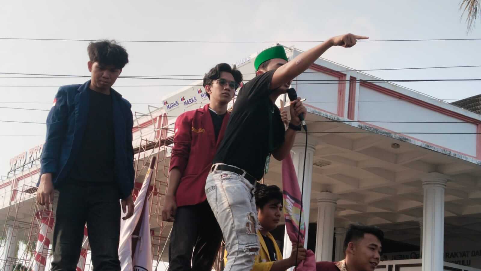 Ratusan Mahasiswa Demo di Kantor DPRD Provinsi Bengkulu 