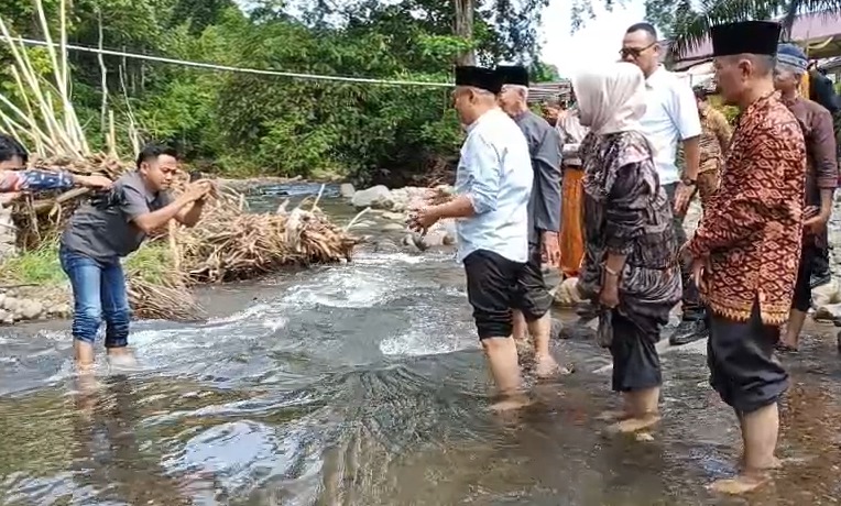  Bupati Napak Tilas Sejarah ke Desa Rindu Hati di Momen Hut Kabupaten Bengkulu Tengah ke-17