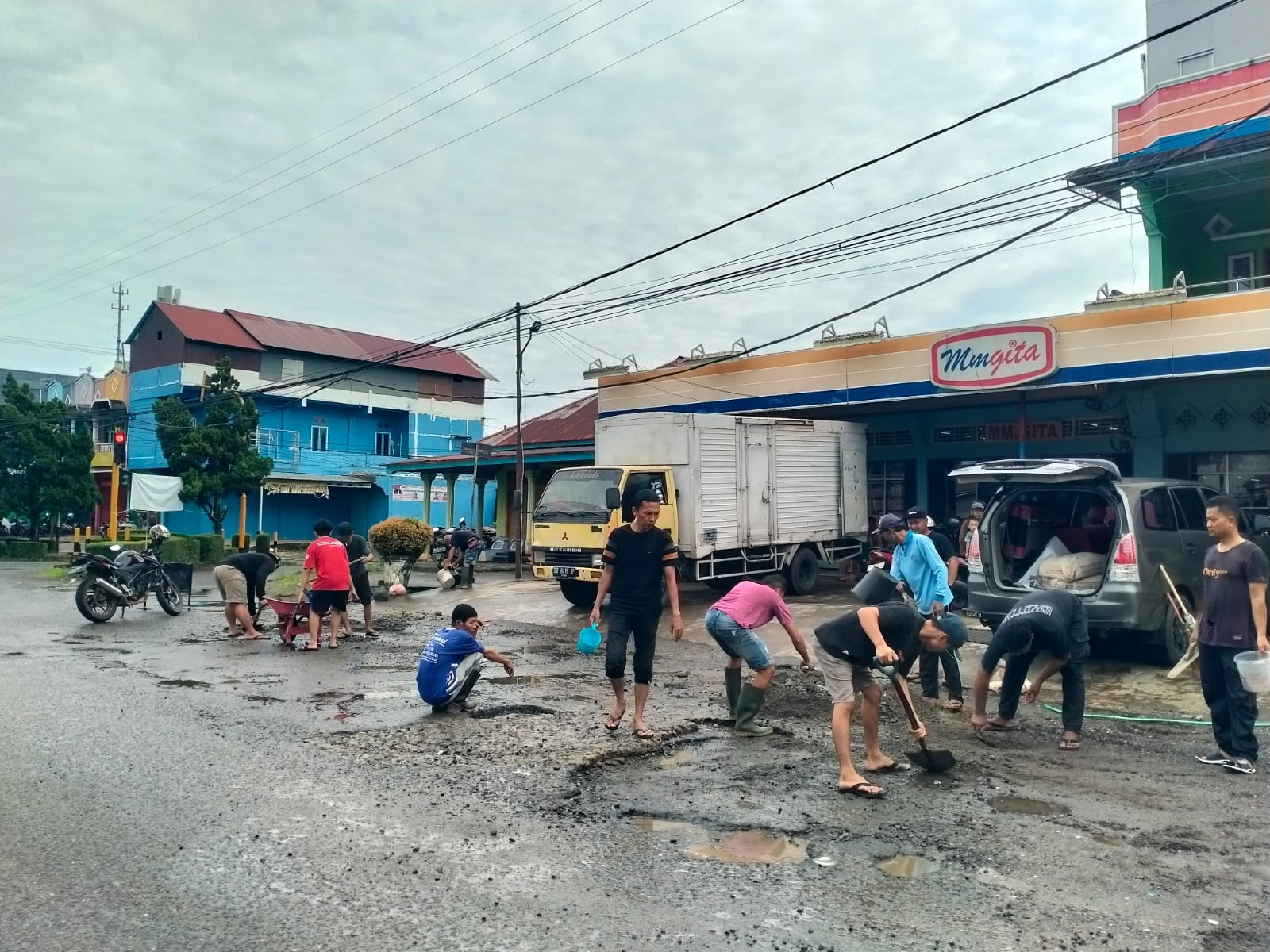 Warga Gotong-royong Perbaiki Jalan Rusak dalam Kota Arga Makmur