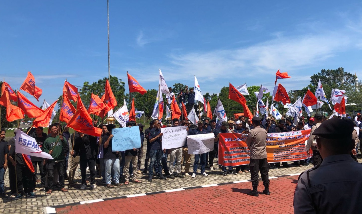 Peringati Hari Buruh 2025, Kantor Bupati dan DPRD Mukomuko Banjir Massa, Minta Bentuk Satgas PHK