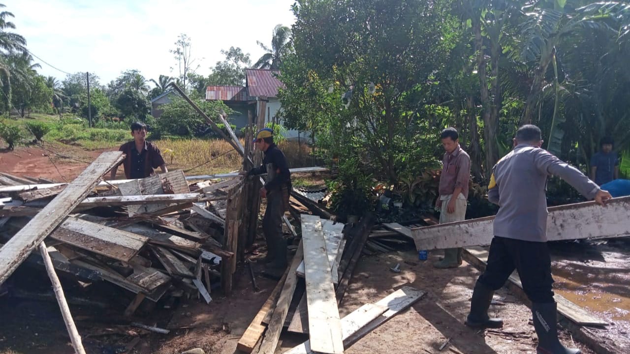 Angin Kencang Jumat Malam, Atap Rumah Warga Padang Kuas Terbang