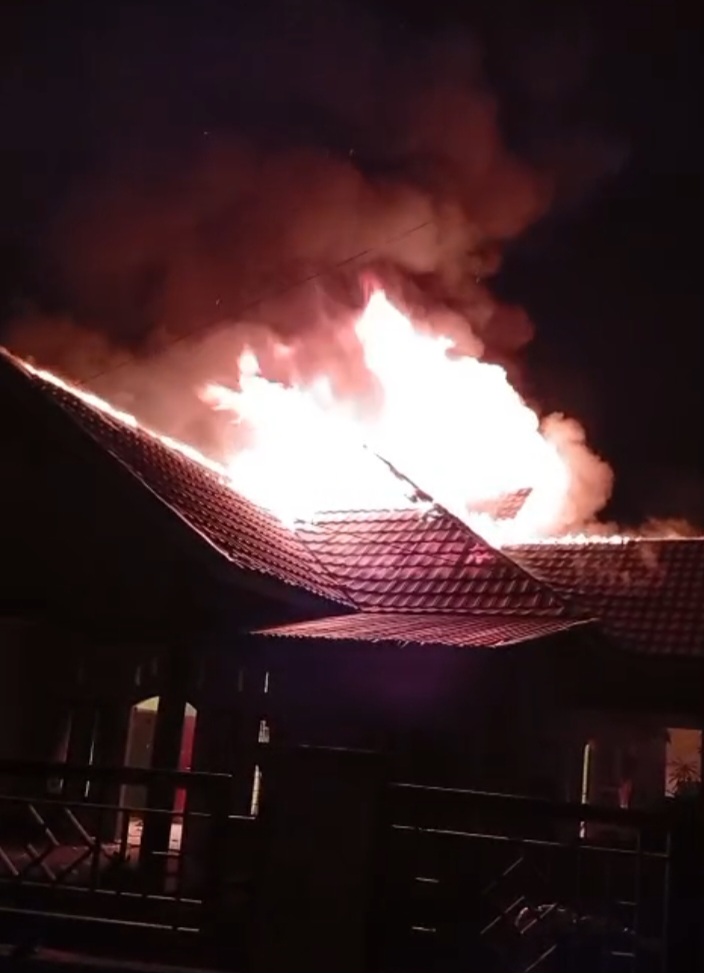 Rumah Dosen di Betungan Terbakar, Kobaran Api Membumbung Tinggi