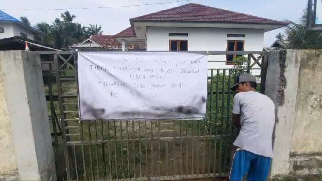 Kantor Desa Dusun Baru Masih Tersegel, Pelayanan Masyarakat Terganggu 