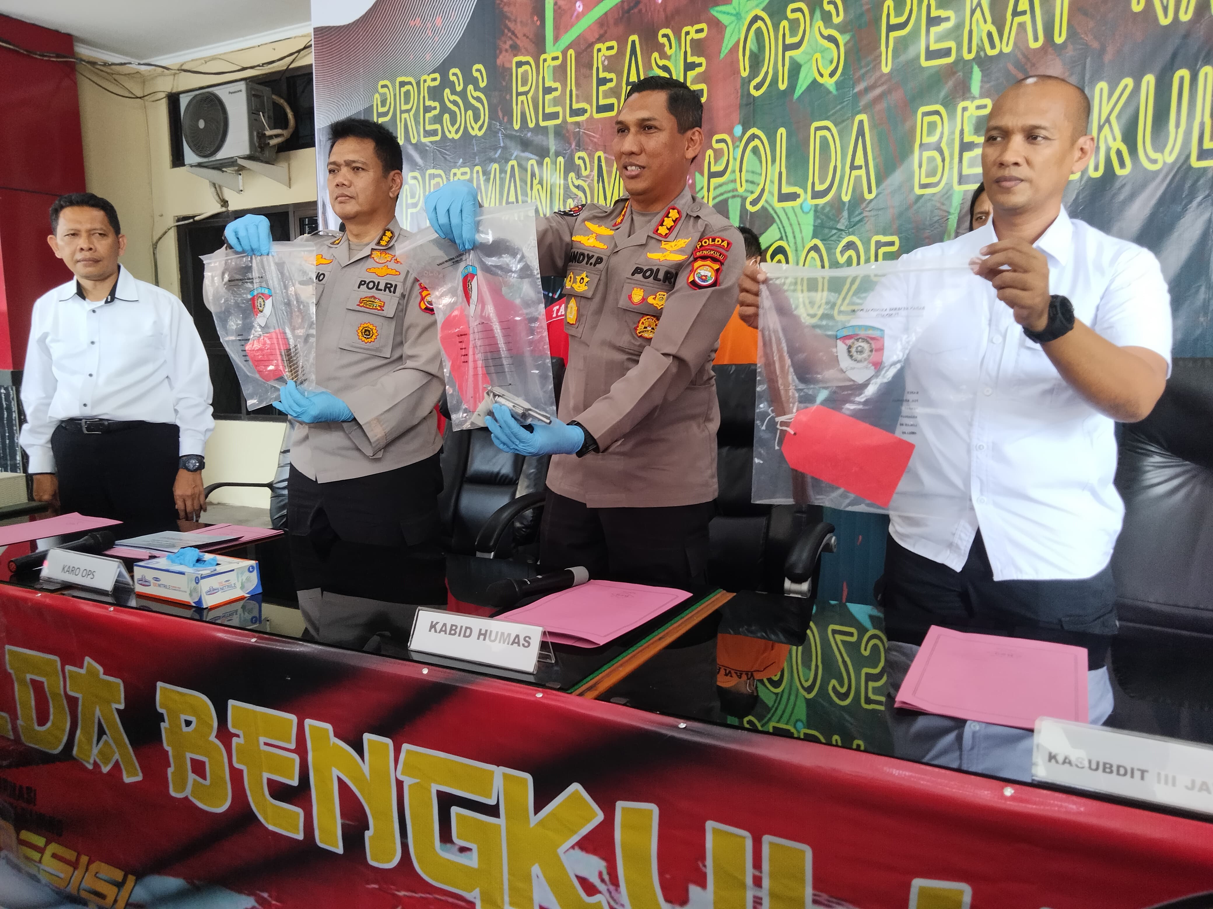 Operasi Pekat Nala 'Khusus', Polda Bengkulu Amankan Penimbun BBM Subsidi dan Pemilik Senjata Api Rakitan 