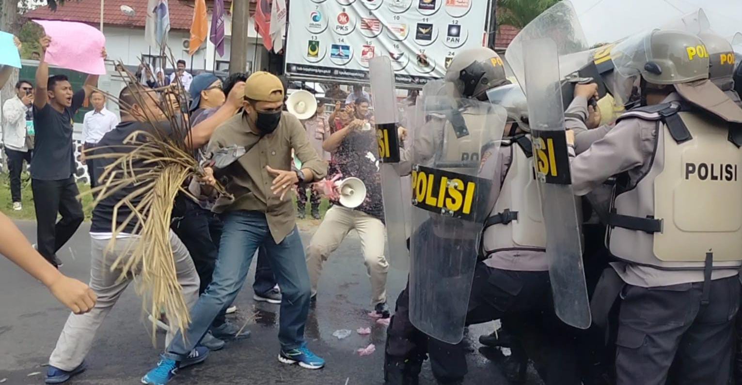 Polisi Bentrok Dengan Massa Pendukung Partai Politik yang Serbu Kantor KPU Kepahiang 