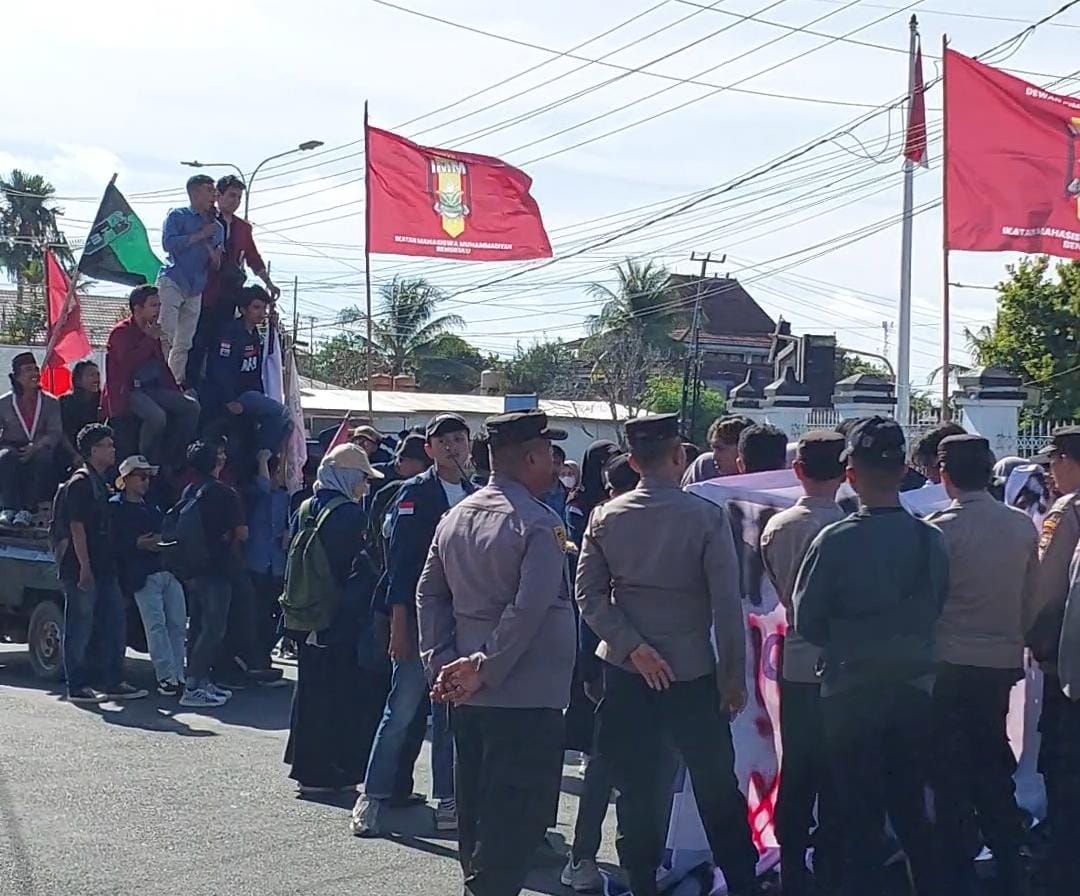 Ratusan Mahasiswa Gelar Aksi May Day 2025 di DPRD Provinsi Bengkulu