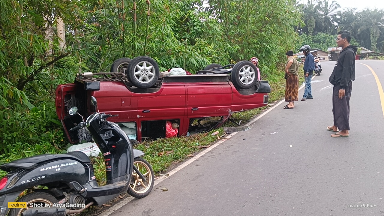 Mobil Kijang Pasangan Suami Istri Terbalik, Begini Kondisinya