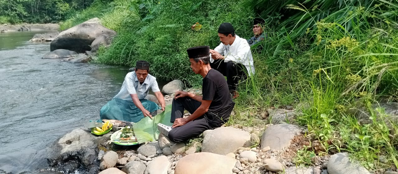Warga Desa Ini Tidak Boleh Bertegur Sapa dan Menangkap Ikan di Sungai