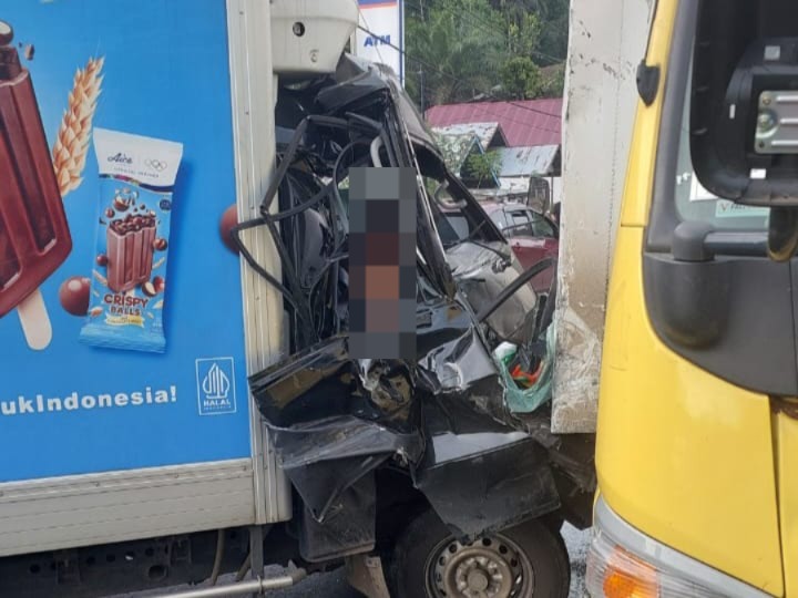 Gagal Nyalip, Mobil Es Krim Tabrak Truk Box di Seluma, Begini Kondisi Sopirnya yang Terjepit di Kemudi