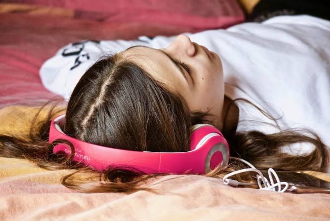 Setop Kebiasaan Pakai Earphone saat Tidur, Ini 6 Bahayanya, Nomor 4 dan 6 Akibatnya Fatal