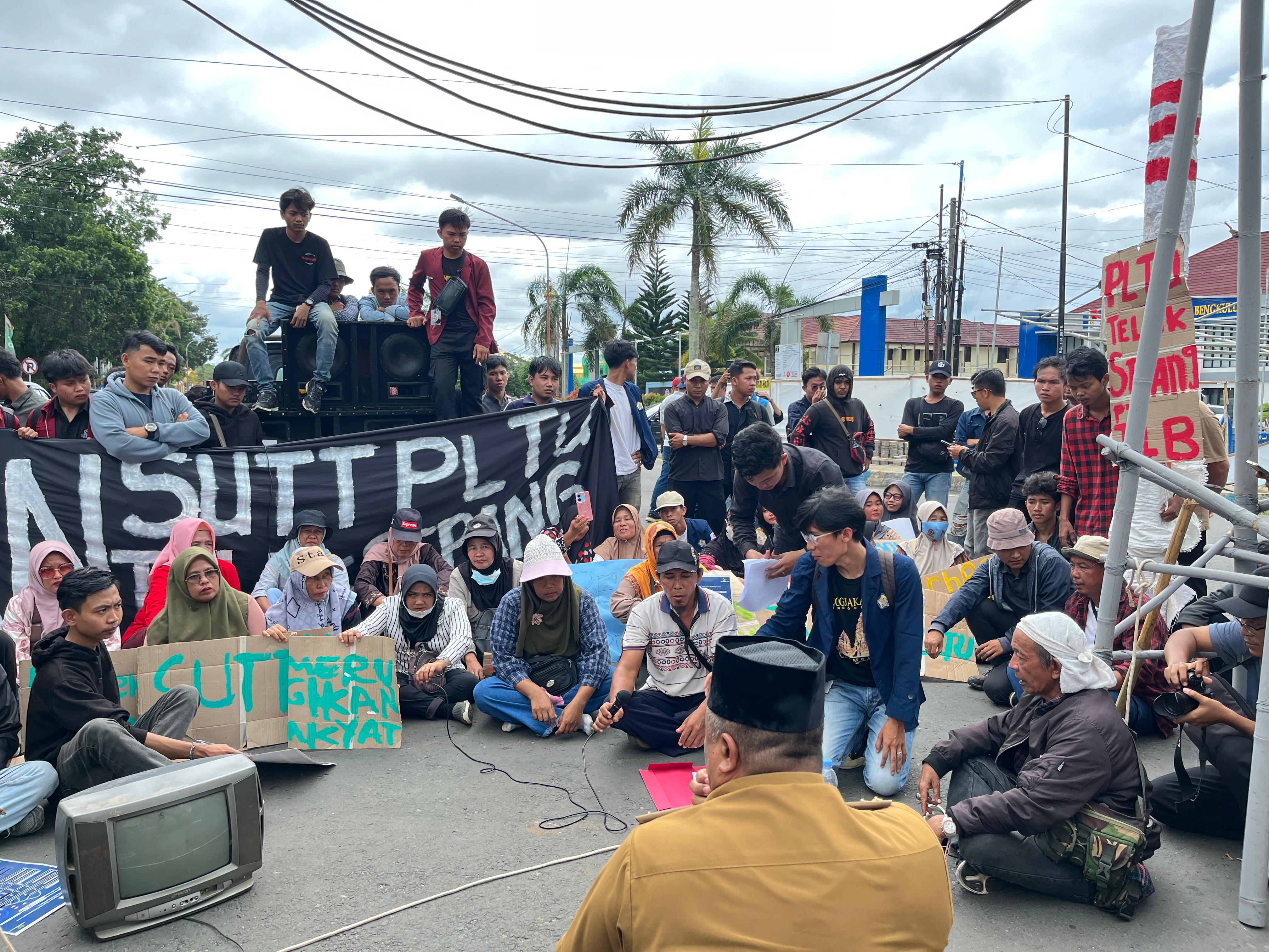 Massa Demo Kantor Gubernur Bengkulu, Masyarakat Mulai Terdampak Ini Akibat PLTU Teluk Sepang dan SUTT