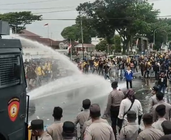 Ratusan Massa Gelar Demo di Depan Kantor Gubernur Bengkulu