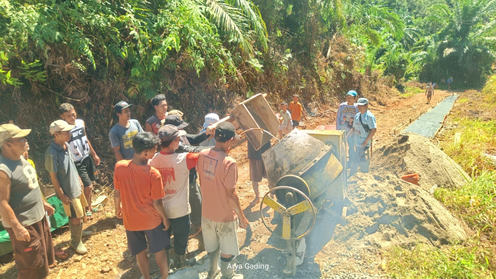 Demi Sang Guru Bisa Mengajar, Warga Eks Trans Semandep Seluma Gotong Royong Cor Jalan
