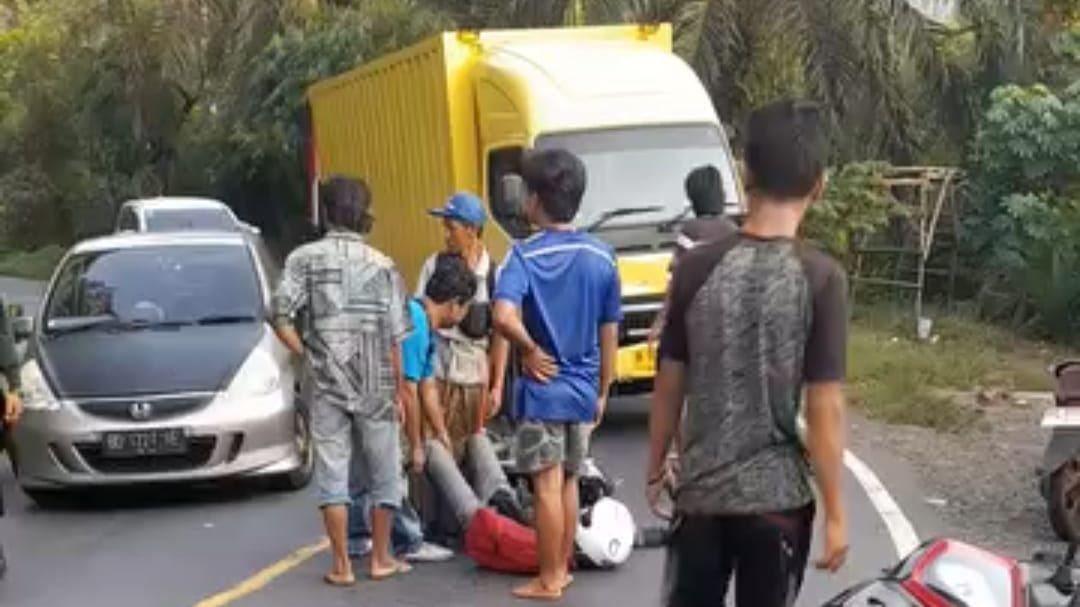 Perdana ke Kampus, Mahasiswa Tabrak Truk Box Paket