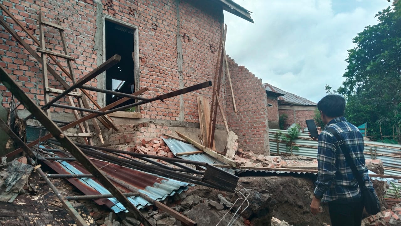 Pondasi Rumah Hanyut saat Hujan Deras, Dapur Rumah Warga di Kepahiang Ambruk