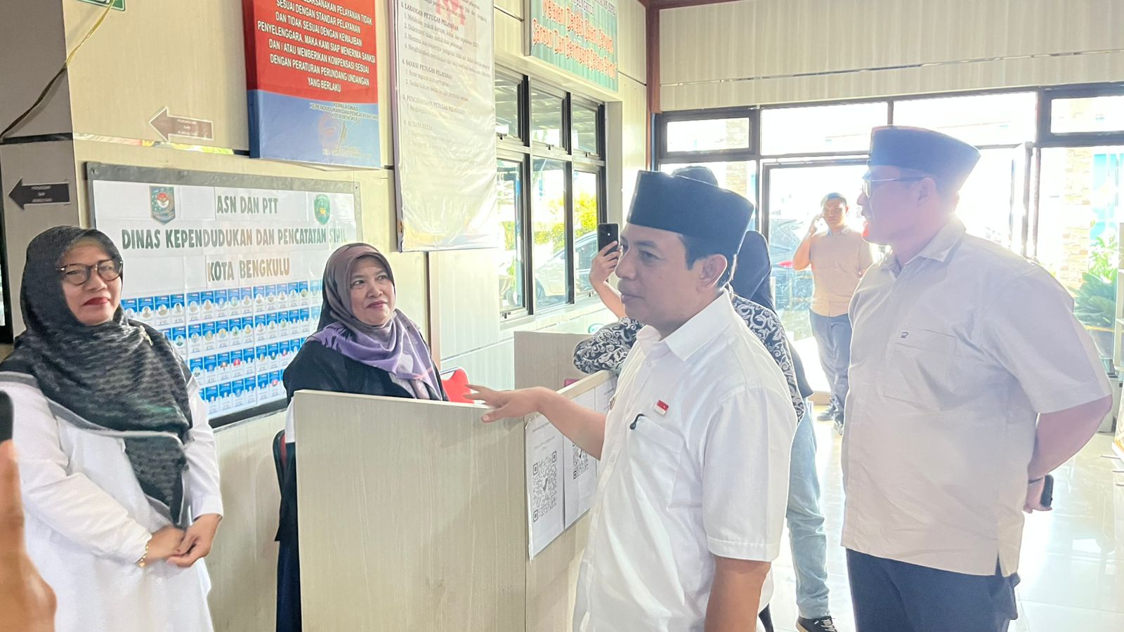 Pastikan Layanan Tetap Optimal di Hari Pertama WFA, Walikota Bengkulu Sidak ke Dinas Dukcapil