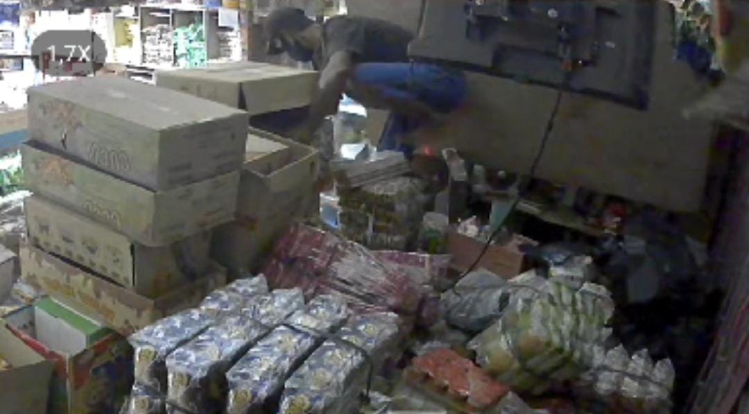 Jebol Plafon, Pencuri Gasak Rokok dan Uang Receh dari Toko Manisan