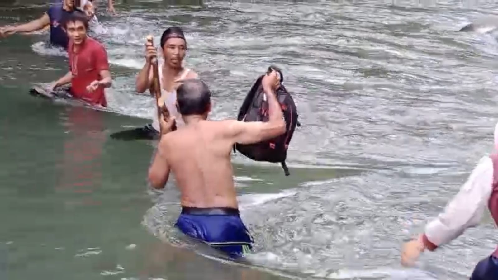 Jembatan Putus, Warga Seluma Utara Nekat Seberangi Sungai Air Pelubang