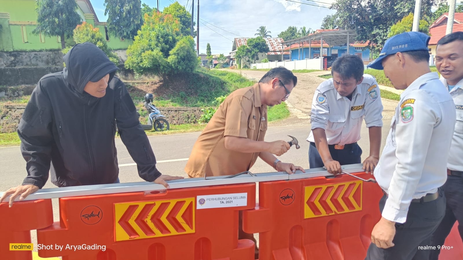 Barrier Simpang Camat Seluma Malah Dibongkar OTD