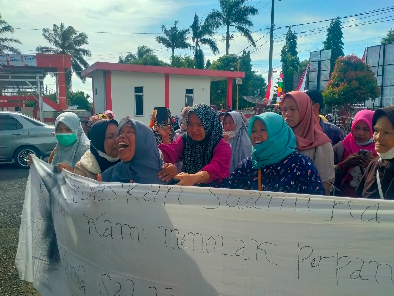 Puluhan Emak-emak Histeris di Depan Gedung DPRD Bengkulu Utara. Ada Apa?