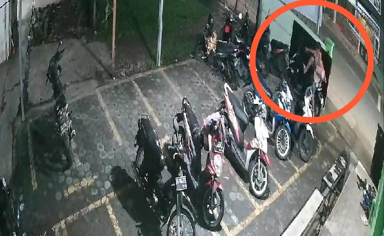 Pura-pura Ingin Sholat, Pencuri Berhasil Gasak Motor Mang Ojol