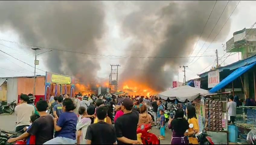  Kebakaran Pasar D1 Ketahun Nyaris Membakar Pos Pam Operasi Lilin Nala Hanguskan 12 Ruko, ini Penyebabnya 