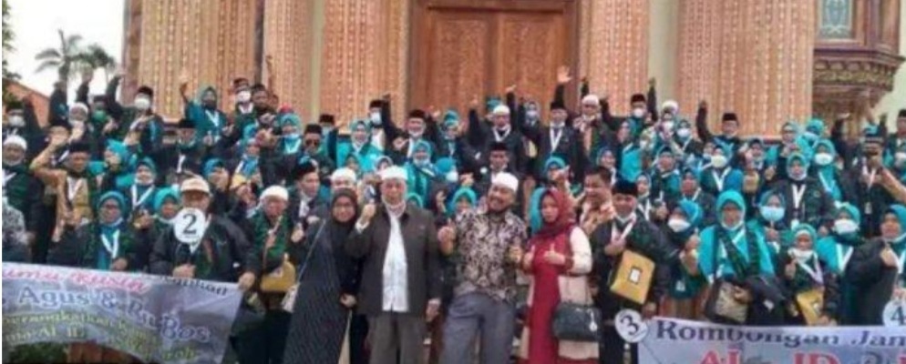 Viral, Pasutri Ini Berangkatkan Ribuan Warga Umroh Gratis 