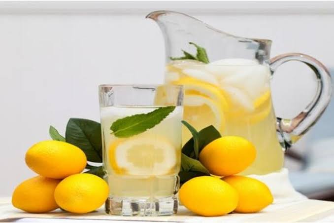 Meski Baik Untuk Kesehatan, Ternyata Konsumsi Air Lemon Berlebihan Bisa Merusak Rambut hingga Migrain