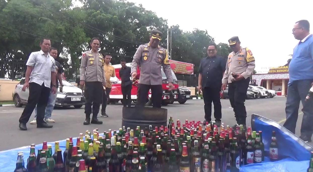 Polresta Bengkulu Musnahkan Ratusan Botol Miras dan Ganja