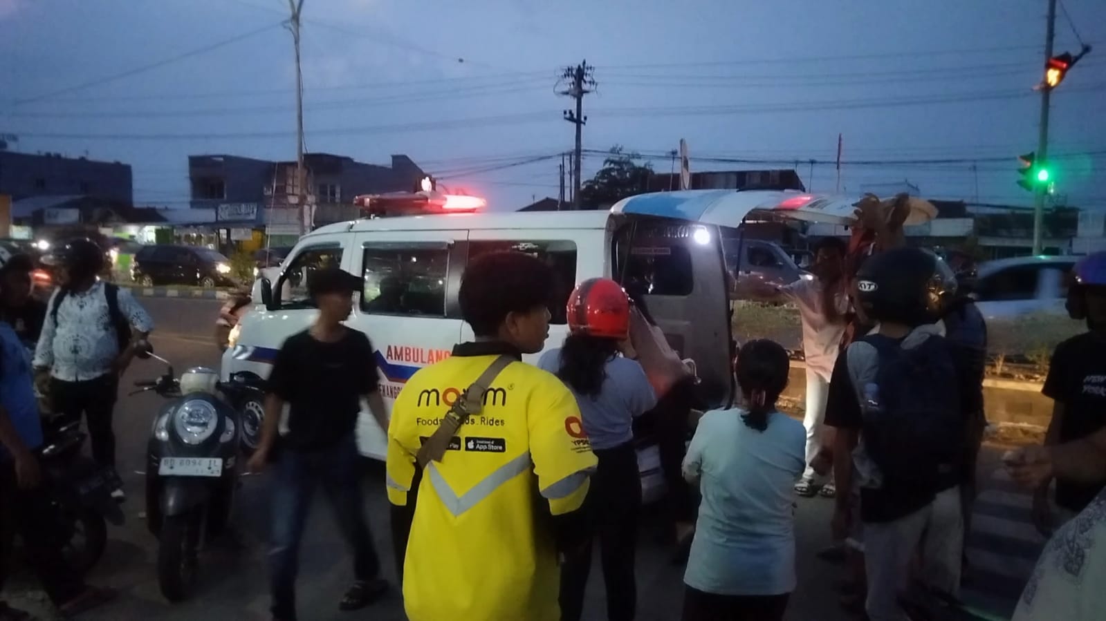 Terobos Lampu Merah , Yamaha vs Honda Beradu di Simpang 4 Pagar Dewa, Satu Pengendara Dievakuasi Ambulance