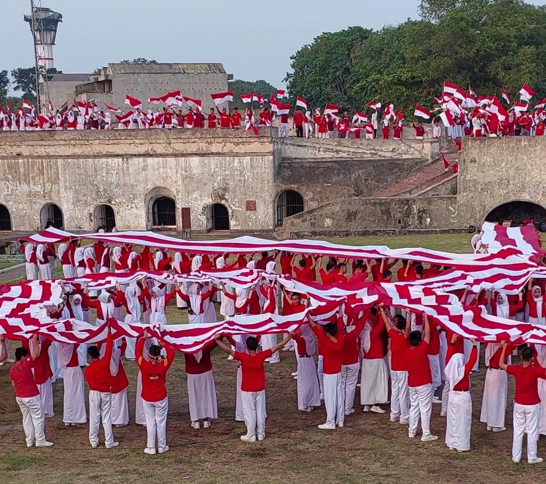Kirab Merah Putih, Ribuan Pelajar dan ASN Merahputihkan Benteng Marlborough Bengkulu 
