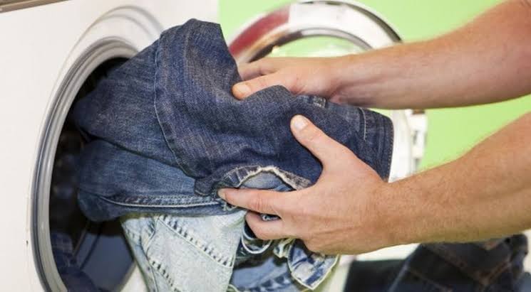 Warna Jeans Pudar Karena Sering Dicuci, Ini 7 Tips Mencuci Celana Jeans Agar Warna Tahan Lama