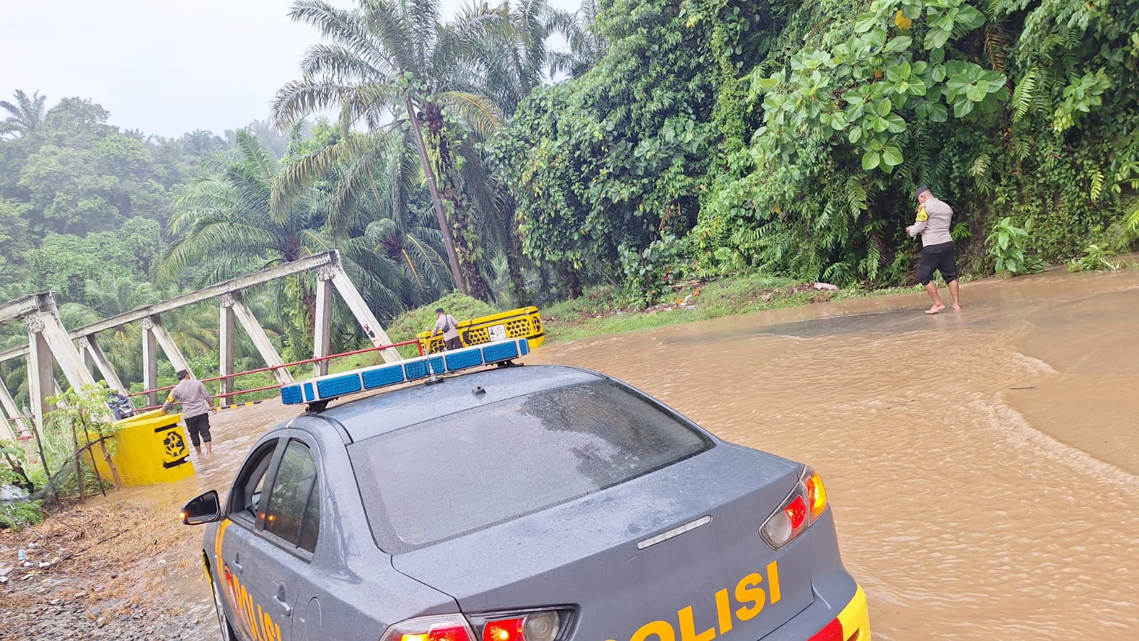 Hujan Sepanjang Sore Hingga Malam, Jalinbar Sumatera di Kaur Terendam Banjir