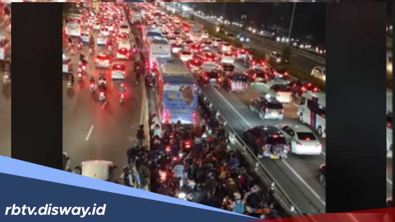 Viral! Ramai Pengendara Motor Terjebak Macet Mengekori Belakang Bus Transjakarta yang Mogok