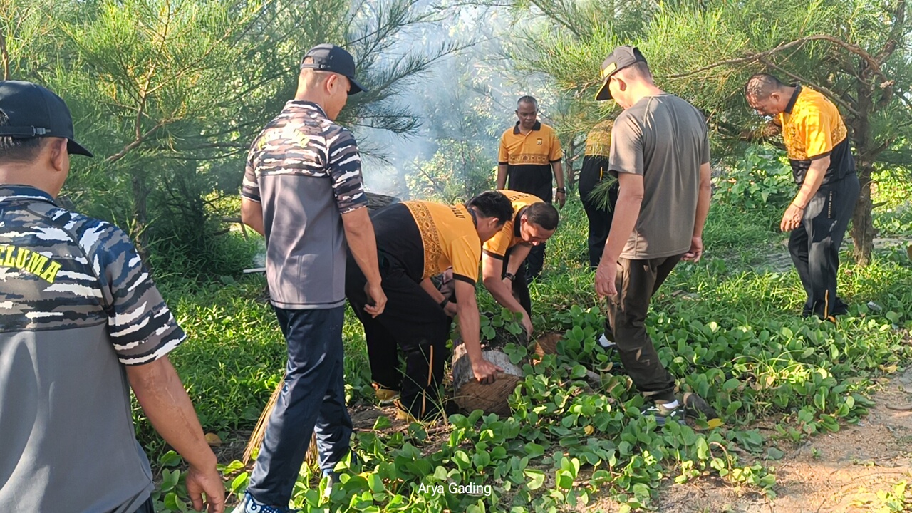 Dukung Program Kapolda Bengkulu, Polres Seluma Gelar Bersih Pantai Pasar Seluma