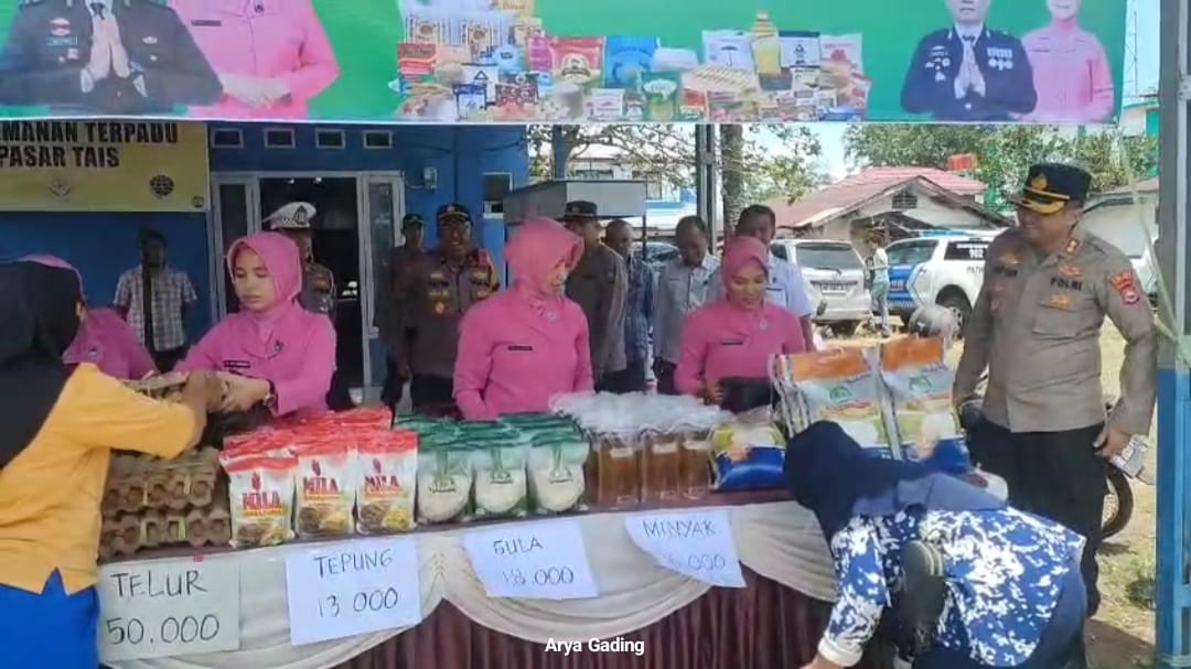 Pasar Murah Yayasan Kemala Bhayangkari Polres Seluma Laris Manis