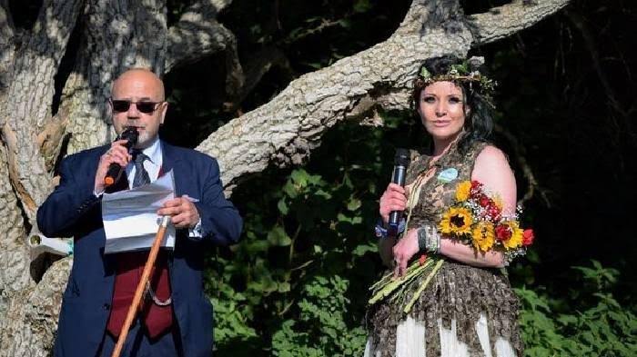 6 Tradisi Pernikahan Nyeleneh di Berbagai Negara, Ada yang Menikah dengan Pohon