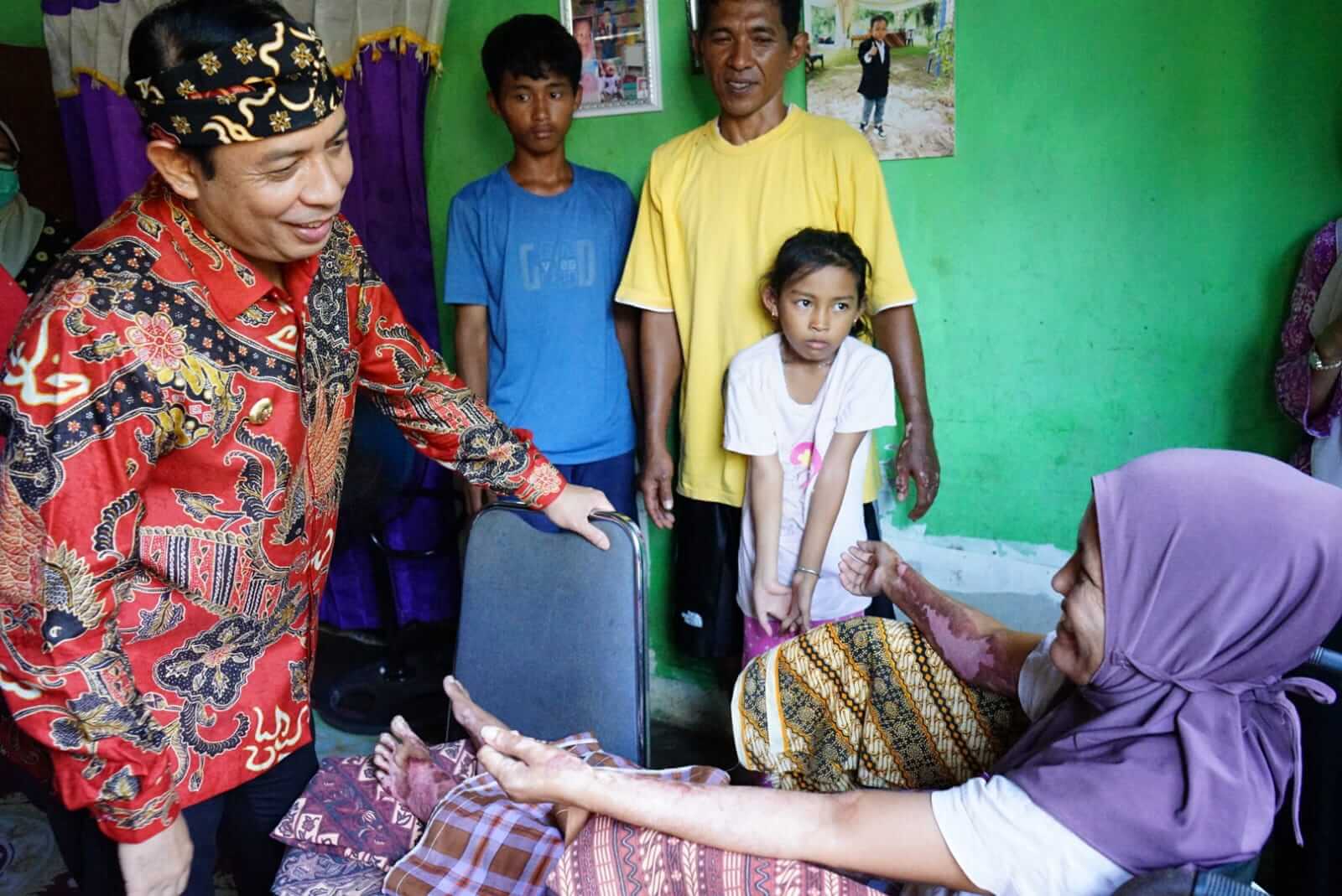 Walikota Bengkulu Turun Langsung Antarkan Bantuan Kementerian untuk Korban Kebakaran