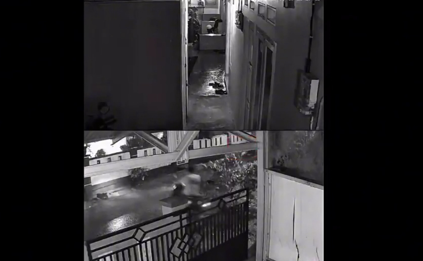 Pria Bertopi Curi Motor di Kosan, Korban Dikunci dari Luar